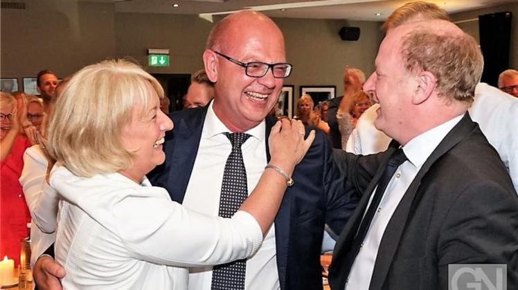 Uwe Fietzek freut sich mit seiner Frau und CDU-Kreischef Reinhold Hilbers (rechts) über den Ausgang der Stichwahl. Foto: Westdörp