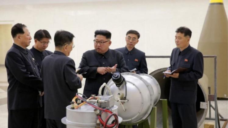 Faszination Bombe: Auch Nordkoreas Machthaber Kim Jong-Un setzt auf nukleare Rüstung als Garant für die Sicherheit seines Landes und inspiziert entsprechende Forschungslabors. 