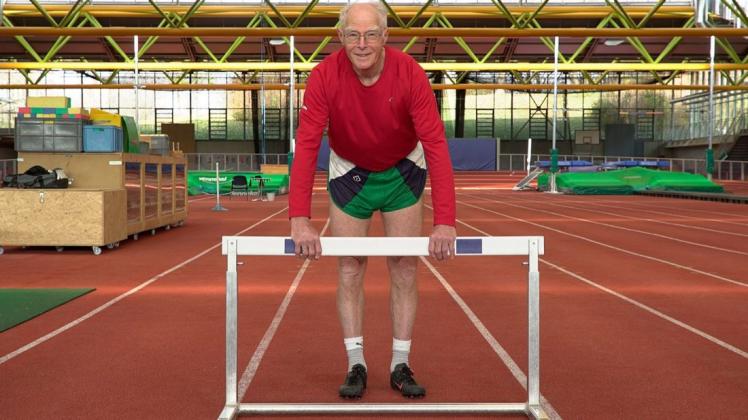 Seniorensportler Guido Müller trainiert in der Werner-von-Linde-Halle im Olympiapark München für die nächsten Leichtathletik-Meisterschaften in der Seniorenklasse. Foto: Spiegel TV/ZDF.