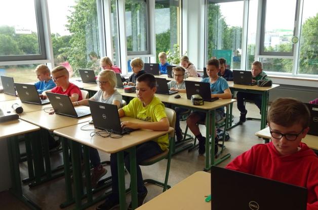Die aktuelle  Klasse 5b mit ihren Laptops  im Englischunterricht. Foto: Birgitta Strating
