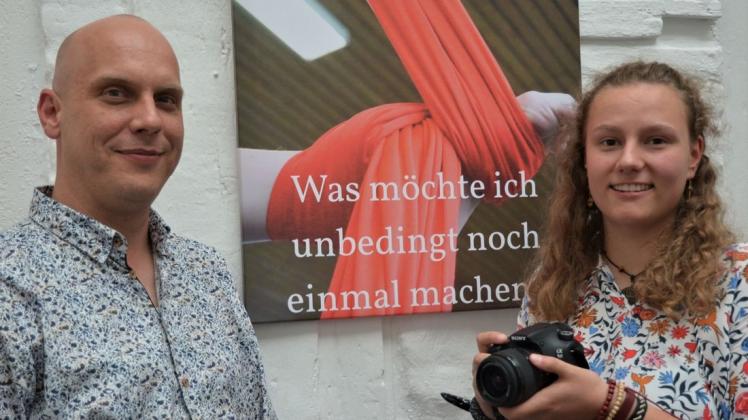 Über eine gelungene Präsentation des Foto-Projektes der Mitarbeiterin Sina Reinick (rechts) freut sich auch TPZ-Leiter NIls Hanraets. Foto: Caroline Theiling