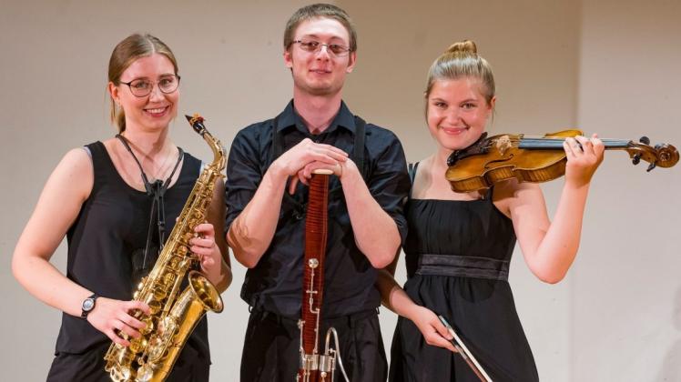 Geteilt haben sich den Study-Up-Award Klassik 2019 (von links) Melissa Hagemann (Altsaxofon), Montana Henry (Fagott) und Frederike Küppermann (Violine).  Foto: André Havergo