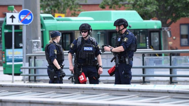 Polizisten am Malmöer Hauptbahnhof, wo ein Mann niedergeschossen wurde. Foto: AFP/TT News Agency/Johan Nilsson
