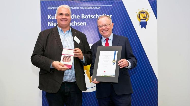 Preisübergabe in Hannover. Krischke-Geschäftsführer Bodo Aus dem Moore (links) und Ministerpräsident Stephan Weil. Foto: Marketinggesellschaft Niedersachsen/Thomas Bräunig