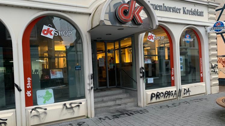 In der Nacht zum Mittwoch ist das dk-Verlagshaus in der Delmenhorster Innenstadt unter anderem mit Hakenkreuzen beschmiert worden.