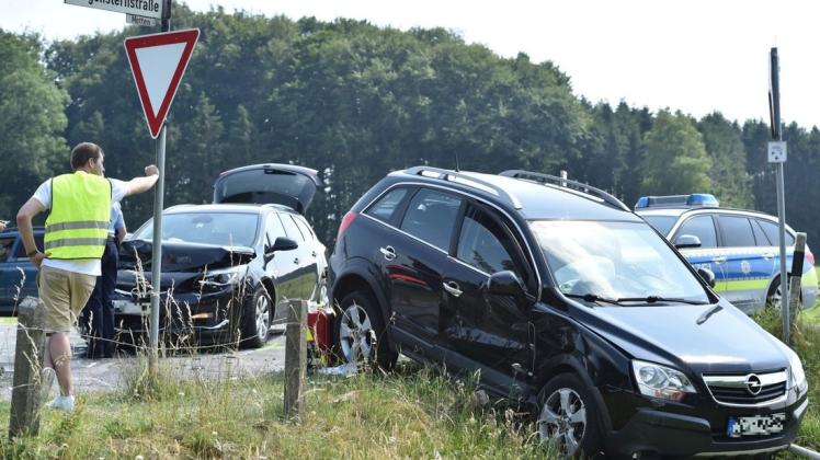 Mit dem Krankenwagen mussten die beiden Fahrer dieser Autos nach dem Zusammenstoß ins Krankenhaus gebracht werden. Foto: Heinrich Weßling