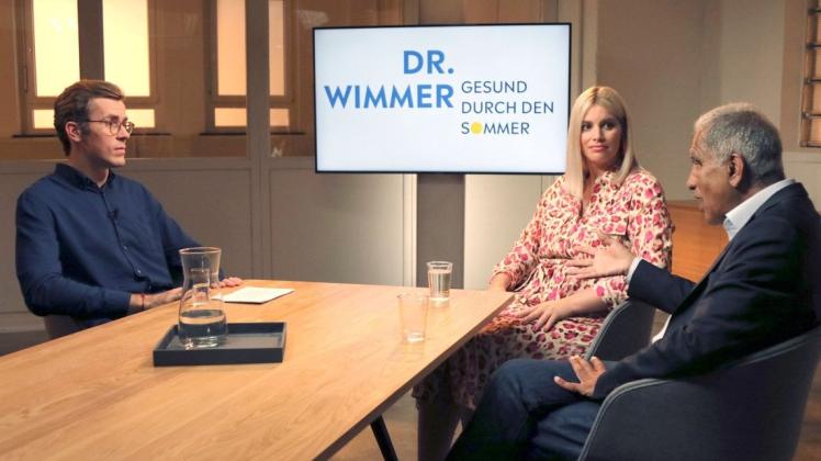 Sie sitzen um den Tisch und plaudern: Dr. Wimmer, Angelina Kirsch und Mojib Latif (von links). Bild: NDR/MedServation GmbH & Spacer GmbH