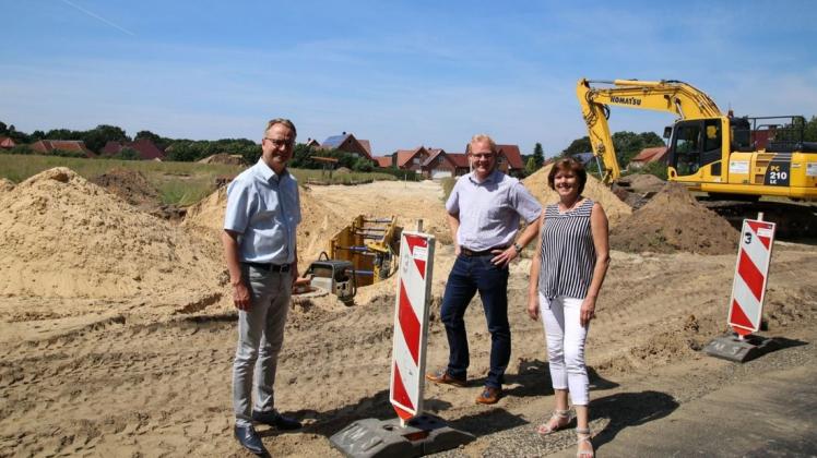 Vor dem künftigen Baugebiet in Landegge: (v. l.) Bürgermeister Markus Honnigfort, Stadtbaurat Henrik Brinker und Ortsvorsteherin Christel Reiners. 