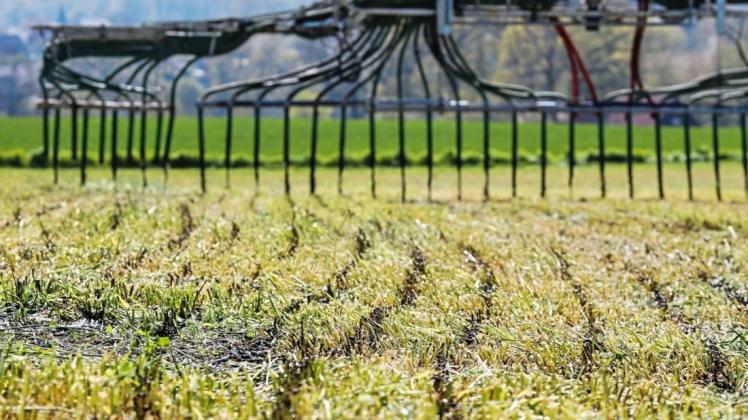 Ein Landwirt im Landkreis Osnabrück bringt mit moderner Technik Gülle auf sein Feld auf. Beim Düngen wird Ammoniak freigesetzt. 