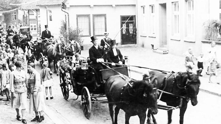 Schon in alter Zeit ein Anziehungspunkt: Beim großen Festumzug rollten die geschmückten Kutschen der Majestäten und ihres Hofstaates über die Schlossstraße. 
