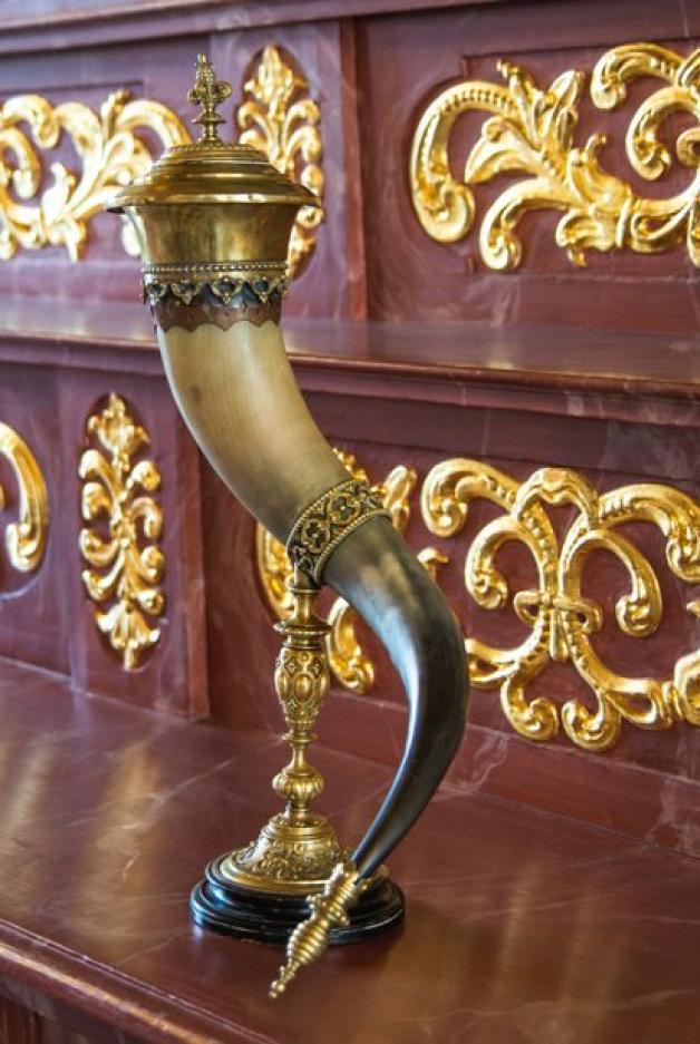 Seit 1889 wird das Füllhorn als kostbares Zeichen der Regentschaft von König zu König weitergereicht. Foto: Schützenverein Iburg