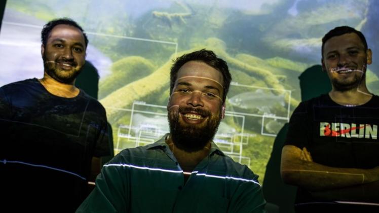 Chaitanya Dhumasker, Dominik Ewald und Praktikant John Comonitski arbeiten beim Start-up Monitorfish an der Verbesserung des Tierwohls in Aquakulturen. Foto: Michael Gründel