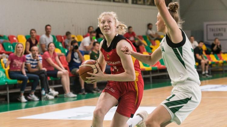 Viel Lob verdiente sich Basketball-Talent Frieda Bühner (am Ball) im Trikot der deutschen U15. Foto: Linas Zemgulis
