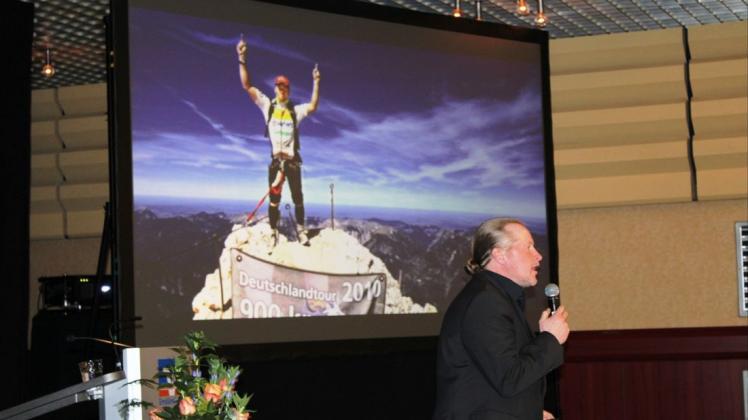 Joey Kelly bei seinem Vortrag. Foto: Gerd Mecklenborg
