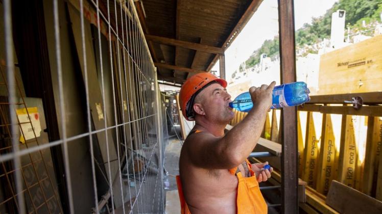 Bauarbeiter haben es bei der Hitze besonders schwer und brauchen Pausen. Aber viele Unternehmer halten die Regeln nicht ein, beklagt die IG BAU.
Foto: Francesca Agosta/KEYSTONE/dpa