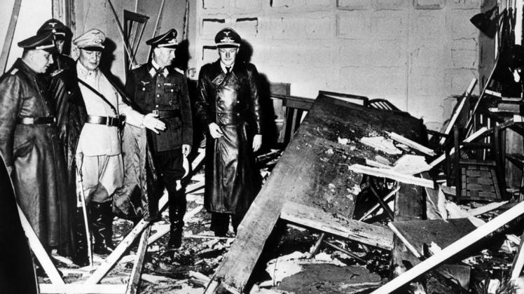 Der Tyrannenmord war gescheitert: Hermann Göring (helle Uniform) und Martin Bormann (l.) begutachten nach dem Attentat auf Hitler die Zerstörungen im Führerhauptquartier. Foto: dpa