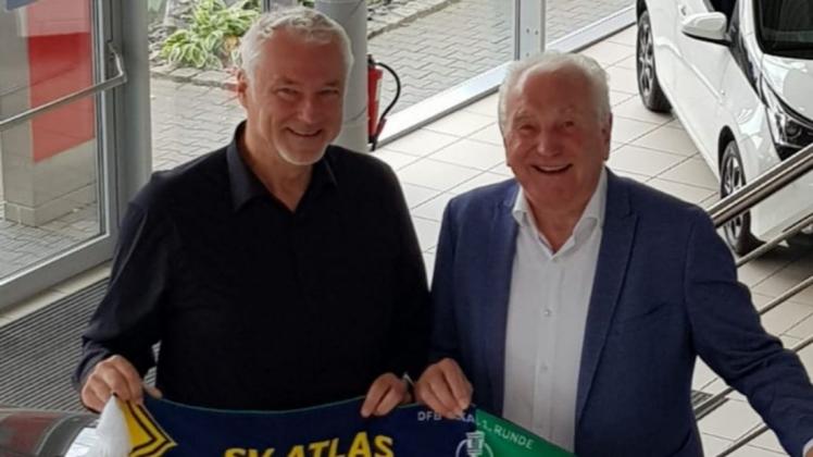 Tino Polster (links) verstärkt den SV Atlas Delmenhorst und dessen Präsidenten Manfred Engelbart mit seiner Medienexpertise bis zum DFB-Pokalspiel: Foto: SVA