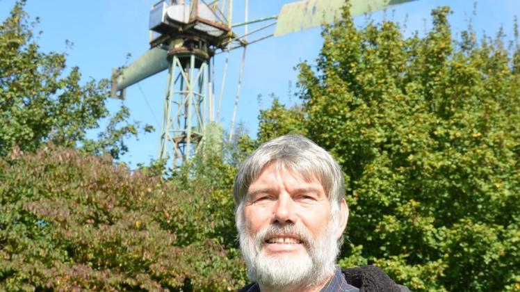 Nicht nur Pädagoge, sondern auch Tüftler: Johannes Hartkemeyer mit dem Windgenerator, den er 1980 Jahren aus Schrottteilen zusammengeschweißt hat. Das Foto entstand 2014. Foto: Heiner Beinke