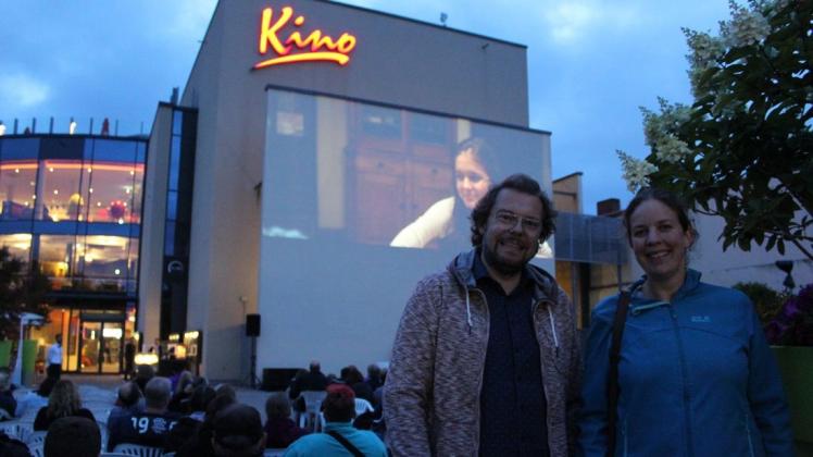 Mit der Resonanz auf die sechste Auflage des Open-Air-Kinos in Papenburg zeigen sich die Veranstalter Roland Averdung und Astrid Muckli zufrieden. Foto: Jennifer Gansefort