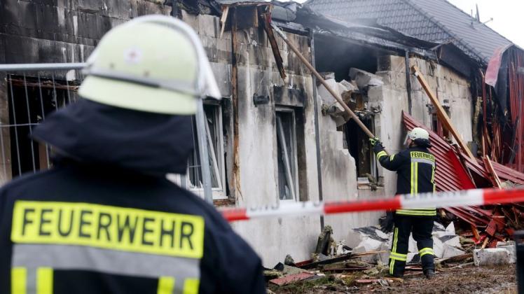Feuerwehrleute löschen die Reste eines abgebrannten Saunaclubs. Foto: dpa/Roland Weihrauch