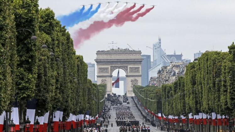 Vor Beginn der großen Militärparade auf der Prachtstraße Champs-Élysées zur Feier des französischen Nationalfeiertags werden die Truppen noch einmal begutachtet. Foto: dpa/Michel Euler/AP