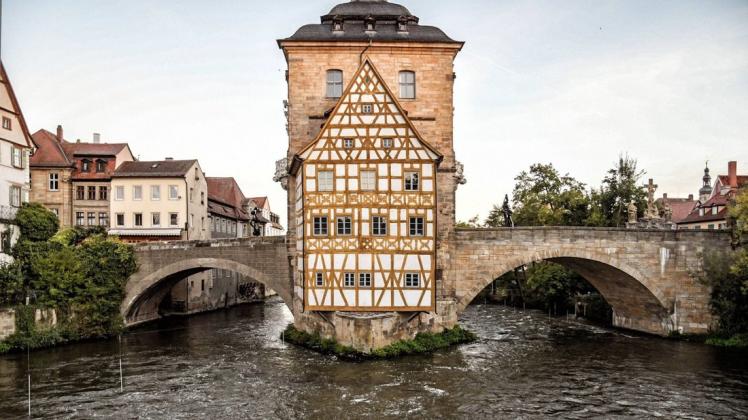 Die Altstadt von Bamberg ist eigentlich eine Touristenattraktion. Ein Mann sorgte nun jedoch mit einer unappetitlichen Aktion für Aufsehen unter den Besuchern. Foto: imago images/Rudolf Gigler