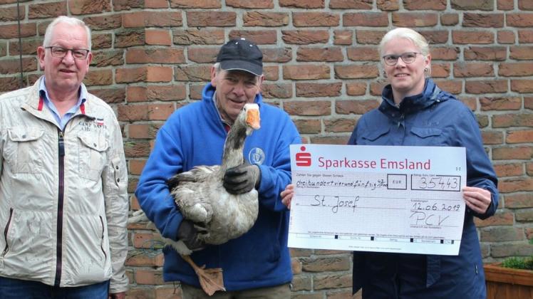 Den Scheck über exakt 354,43 Euro überreichten Charly Röttgers (l.) und Silke Kramer an Gerrit Weusthof. 