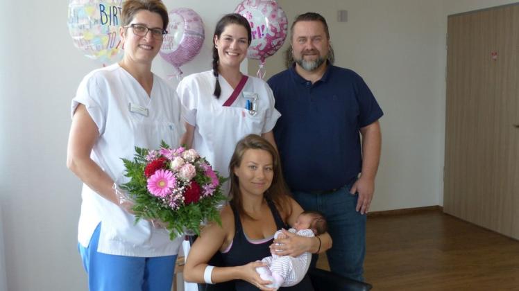 Über die Geburt von Tochter Angelina freuen sich Olga und Dietrich Neufeld aus Werlte. Foto: Hümmling-Hospital Sögel
