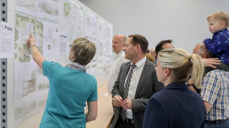So könnten Kindergarten und Grundschule aussehen: Bürgermeister Marc Schewski vor dem Siegerentwurf  des Architektenwettbewerbs. Foto: Jörn Martens