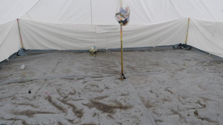 Der Tag danach: Das Wasser ist abgepumpt und abgezogen; der Dreck und die Feuchtigkeit in den Zelten bleiben. Foto: Micha Lemme