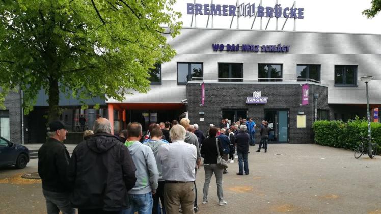 Die VfL-Fans warten an der Bremer Brücke auf den Verkauf der Dauerkarten für die kommende Saison. Foto: Frederik Tebbe