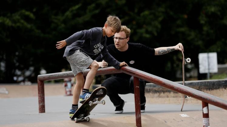 Skaten lernen können Kinder wie Finn von Coach Cedric Briede auch am Donnerstag und Freitag im Skateplatz an der Liebigstraße. Foto: David Ebener