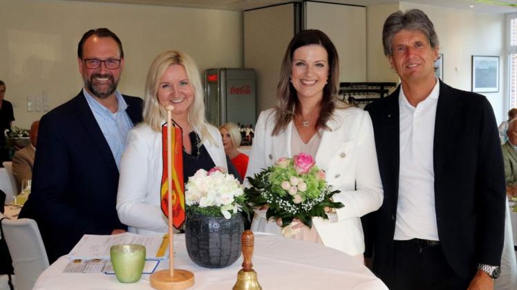 Der Vorstand des Lionsclubs im abgelaufenen und im neuen Lionsjahr: Der bisherige Präsident Christoph Becker (rechts) und der neue Präsident Jürgen Berger (bisher Sekretär) mit ihren Ehefrauen bei der Präsidentschaftsübergabe. 