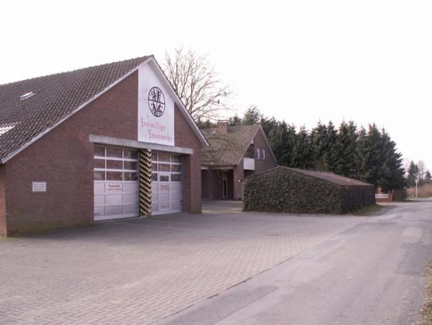 Die Freiwillige Feuerwehr Beesten ist seit 1980 im 1960 errichteten Gebäude der ehemaligen Landwirtschaftlichen Berufsschule untergebracht. Foto: Gemeinde Beesten