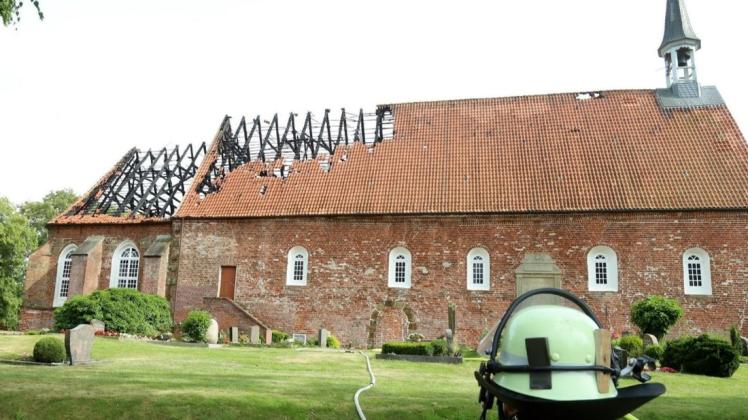 Das Feuer, das die Golzwarder Kirche am Donnerstag schwer beschädigt hat, ist offenbar durch Brandstiftung verursacht worden. Foto: Polizei Delmenhorst/dpa