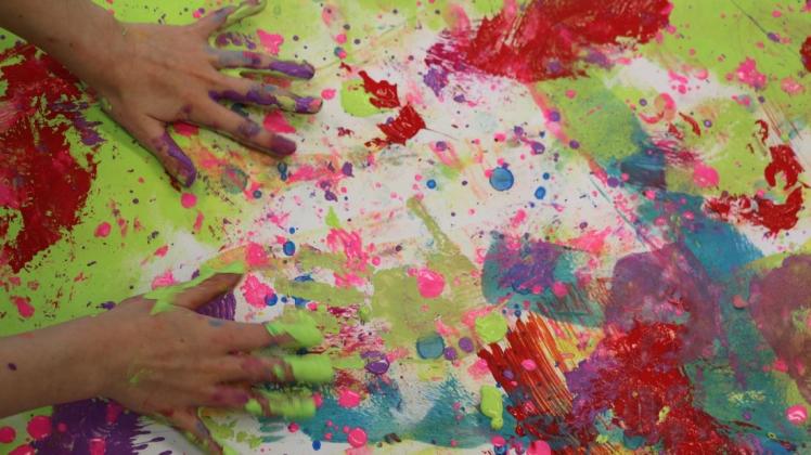 Nicht nur mit den Fingern wird in der Kunstschule Spuk in Freren gestaltet. Foto: Spuk Freren
