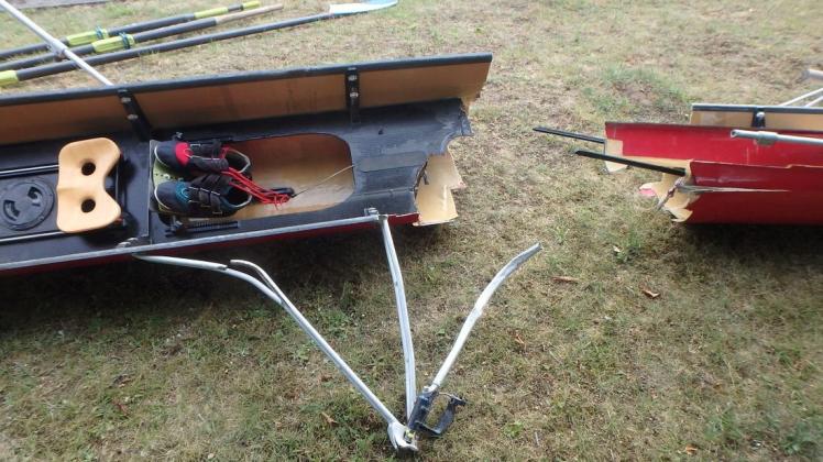 Das Ruderboot ist infolge des Unfalls zerbrochen. Foto: Polizeipräsidium Duisburg