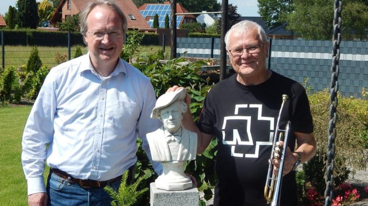 Paul Verheyen und Martin Nieswandt (links) an der Wagner-Büste. 