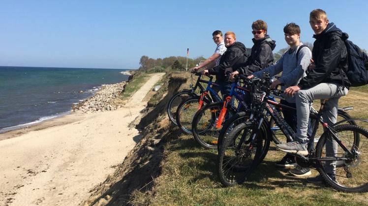 200 Kilometer entlang der Ostseeküste legten die Schüler (von links) Juliano, Niklas, Marvin, Anton und Moritz auf dem Fahrrad zurück. Foto: Markus Eilers