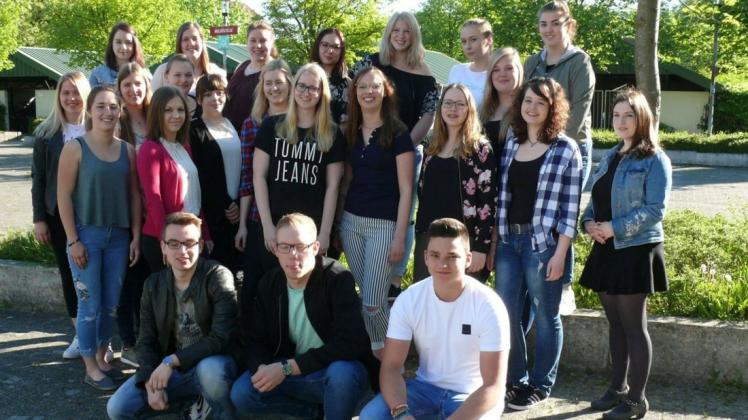 Die Abschlussklasse F2Q2-2 der Fachschule Sozialpädagogik von Klassenlehrer Uwe Klock verabschiedet sich in diesem Sommer von der BBS Papenburg. Foto: BBS Papenburg