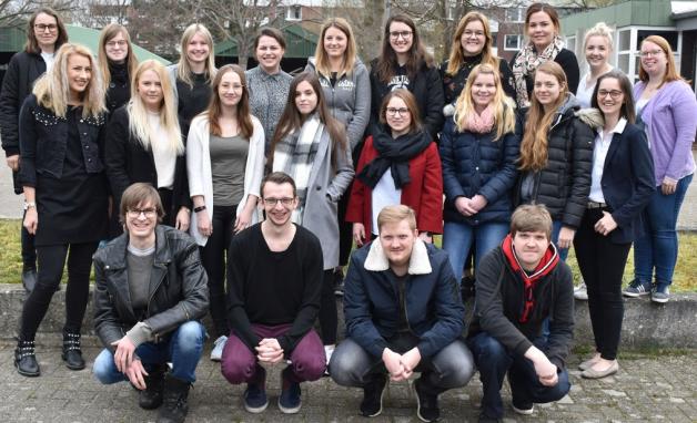 Die Abschlussklasse F2Q2-1 der Fachschule Sozialpädagogik. Foto: BBS Papenburg