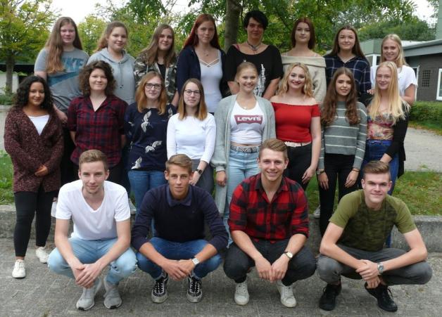 Die Absolventen der Klasse FOQ2-2 der Fachoberschule Gesundheit und Soziales. Foto: BBS Papenburg Die Absolventen der Klasse FOQ2-2 der Fachoberschule Gesundheit und Soziales. Foto: BBS Papenburg