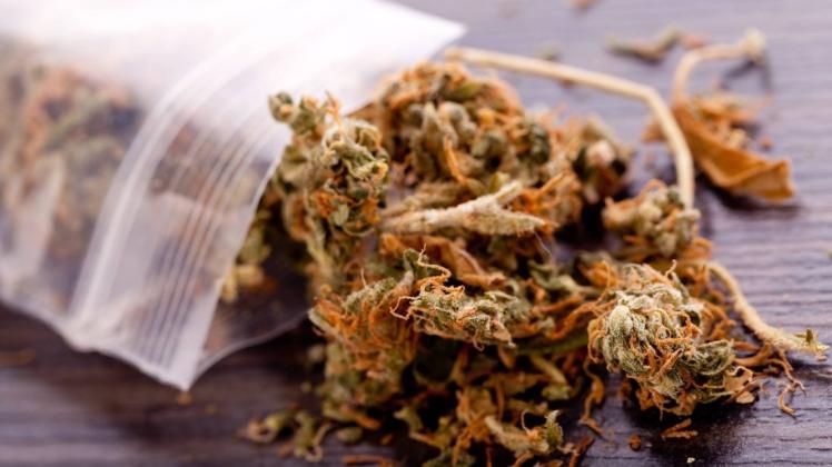 Symbolfoto: imago images/JuNiArt

Cannabis Marijuana blossoms in small Bag Drugs Close-up Cannabis Marijuana blossoms in small Bag Drugs