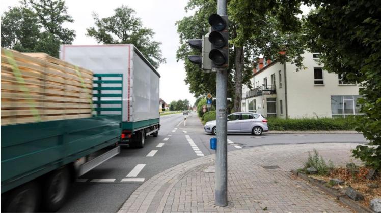 Die Kreuzung Mindener Straße/Jeggener Straße/Gut Stockum ist laut Polizei ein Unfallschwerpunkt. Ende dieses Jahres soll nun eine Ampelanlage für die gesamte Kreuzung errichtet werden. Foto: Archiv/Michael Gründel