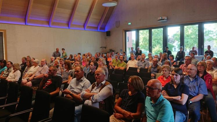 Volles Haus: Gut 100 Bürger folgten im Bissendorfer Bürgersaal den Ausführungen der externen Berater zur geplanten 380-kV-Leitung. Foto: Constantin Binder