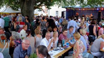 Auf dem Lingener Universitätsplatz findet an diesem Wochenende wieder die Lingener Weinlaube statt, die  im vergangenen Jahr viele Besucher anlockte. Foto: Johannes FrankeFoto: Johannes Franke