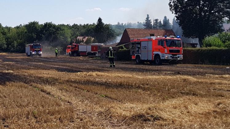 In Meppen-Dürenkämpe ist am Samstag, 27. Juli 2019, ein Stoppelfeld in Brand geraten. Die Flammen bedrohen eine angrenzende Wohnsiedlung. Foto: Thorsten Töller