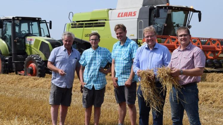 Mit dem Ertrag der Wintergerste zufrieden  sind (von links) Franz Meyer und seine Söhne Marcel und Florian, Hermann Hermeling sowie Berufskollege Matthias Thuinemann. Fotos: Heinz Krüssel