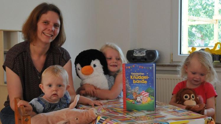 Stephanie Eckhoff mit Hanna, Antonia und Lena (v. l.) und ihrem Lieblingsbuch "Geschichten von der Knuddelbande". 