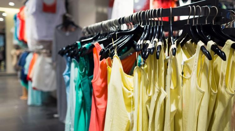 In Niedersachsen erhalten Flüchtlinge Gutscheine, um sich neue Kleidung kaufen zu können – wenn sie dann von Geschäften angenommen werden. 